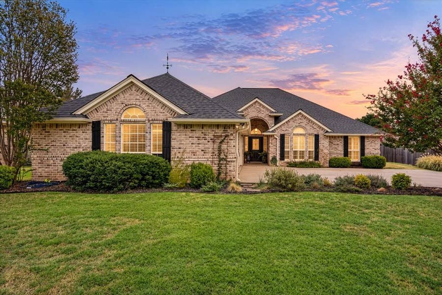 Property photo for 313 Casas Del Norte Street, Granbury, TX