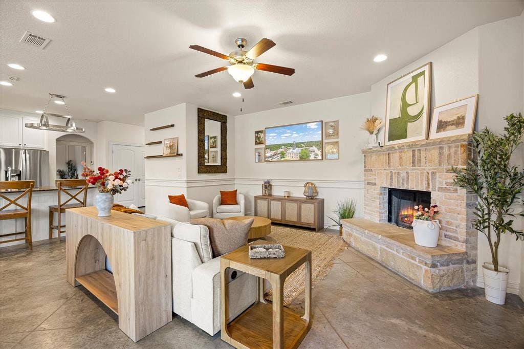 1004 W Apache Trail, Granbury, TX 76048 1004 W Apache Trail, Granbury, TX 76048