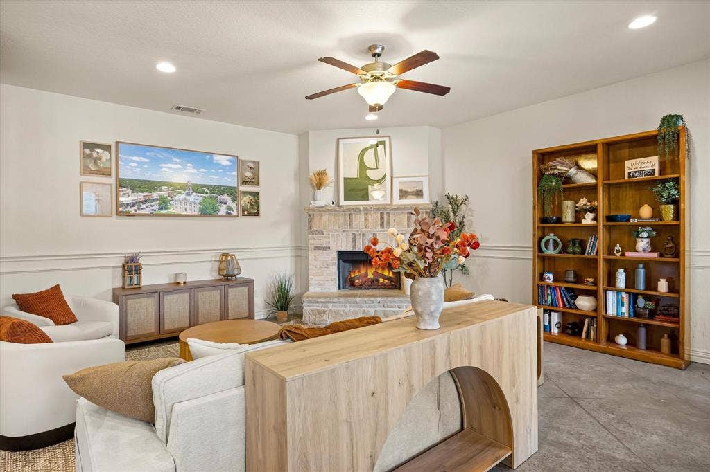 1004 W Apache Trail, Granbury, TX 76048 1004 W Apache Trail, Granbury, TX 76048