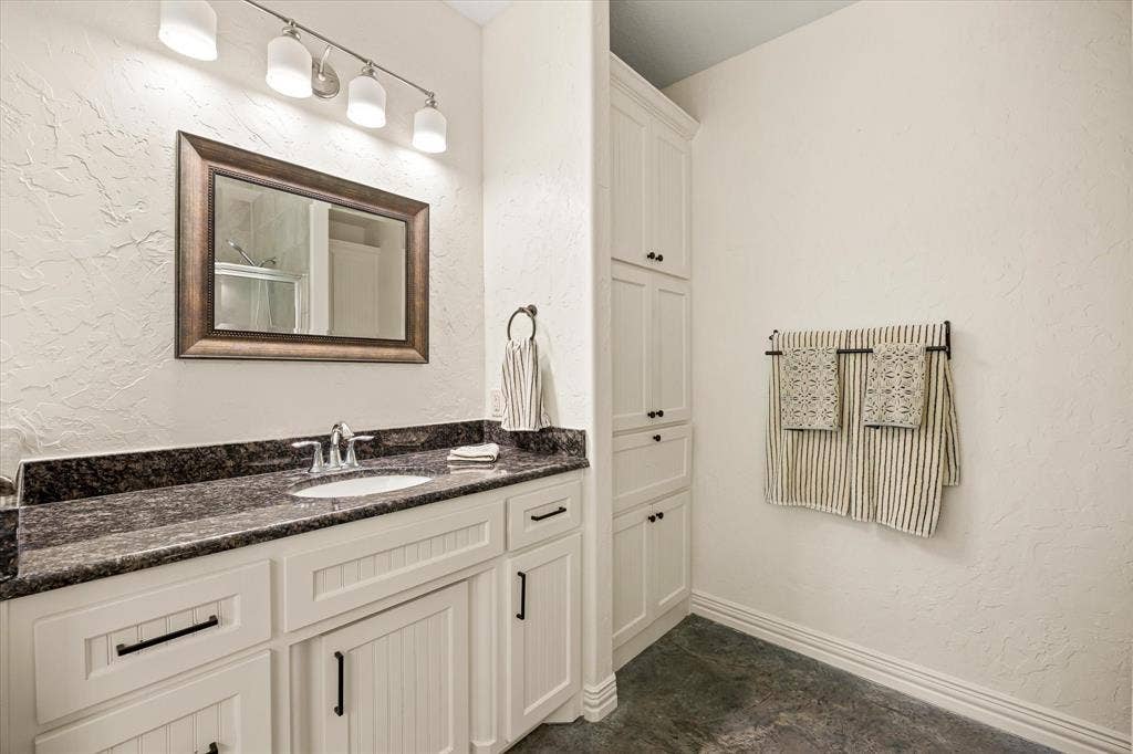 1004 W Apache Trail, Granbury, TX 76048 1004 W Apache Trail, Granbury, TX 76048