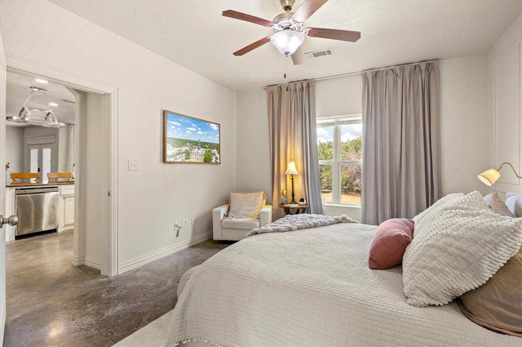 1004 W Apache Trail, Granbury, TX 76048 1004 W Apache Trail, Granbury, TX 76048