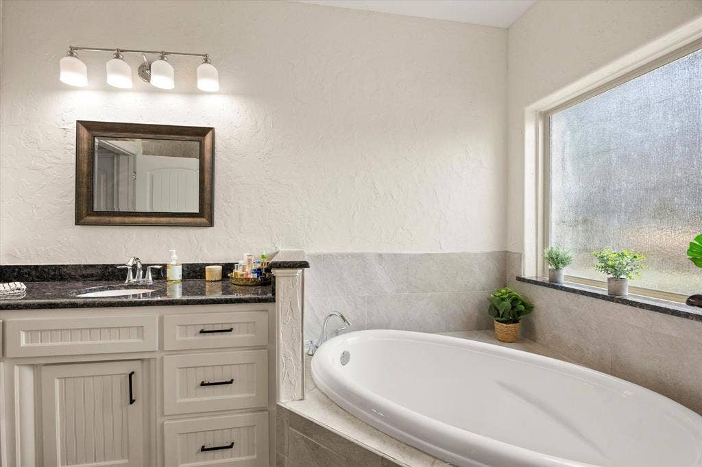 1004 W Apache Trail, Granbury, TX 76048 1004 W Apache Trail, Granbury, TX 76048