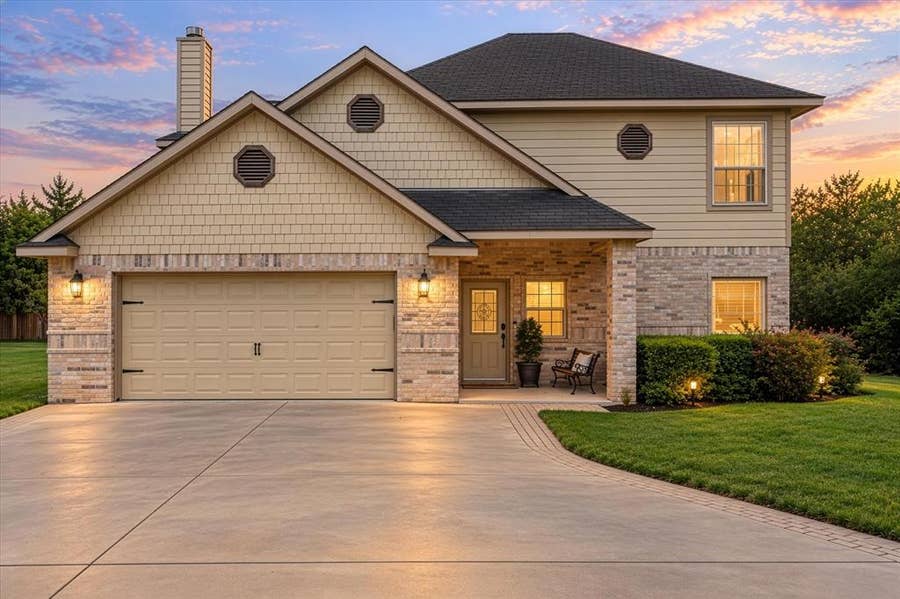 Property photo for 1004 W Apache Trail, Granbury, TX