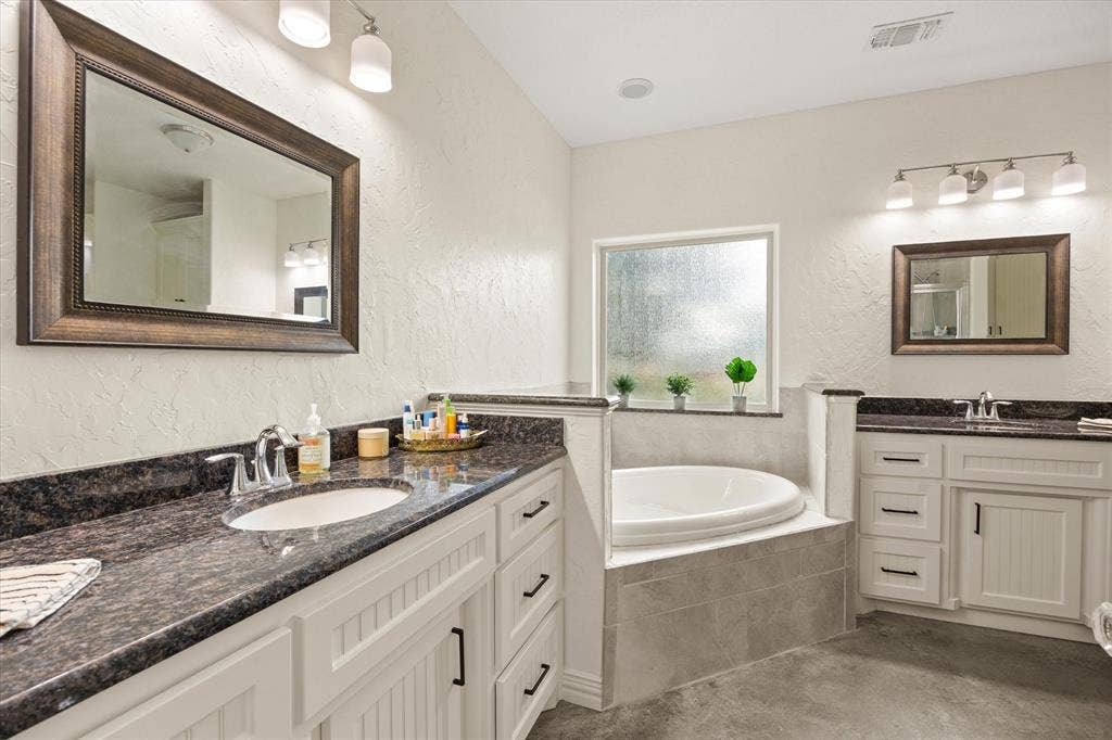 1004 W Apache Trail, Granbury, TX 76048 1004 W Apache Trail, Granbury, TX 76048