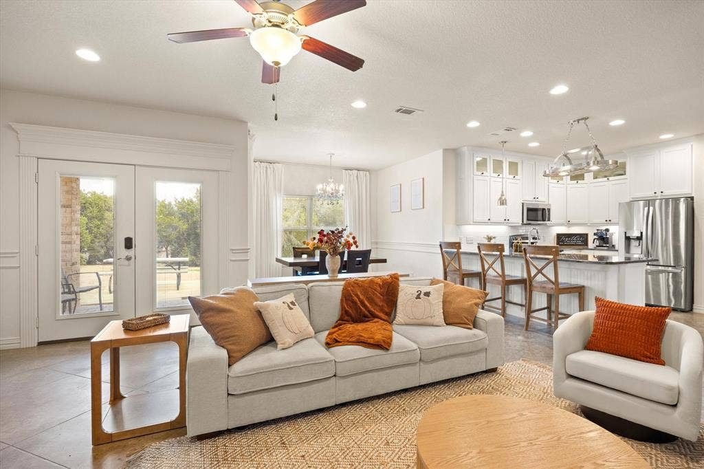 1004 W Apache Trail, Granbury, TX 76048 1004 W Apache Trail, Granbury, TX 76048