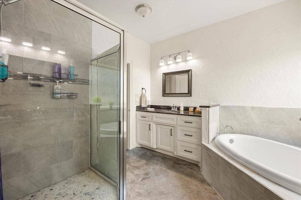 1004 W Apache Trail, Granbury, TX 76048 1004 W Apache Trail, Granbury, TX 76048