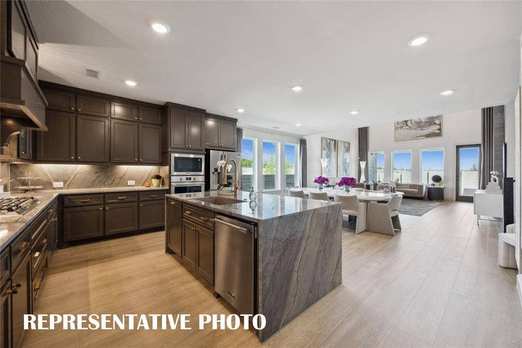 1801 Vetiver Glow Drive, Celina, TX 75009 The chef will never be left out of the party in this fantastic open concept home. REPRESENTATIVE PHOTO