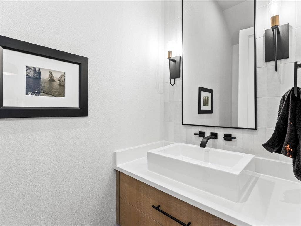 401 Martinique Avenue, Dallas, TX 75223 Downstairs Half Bathroom