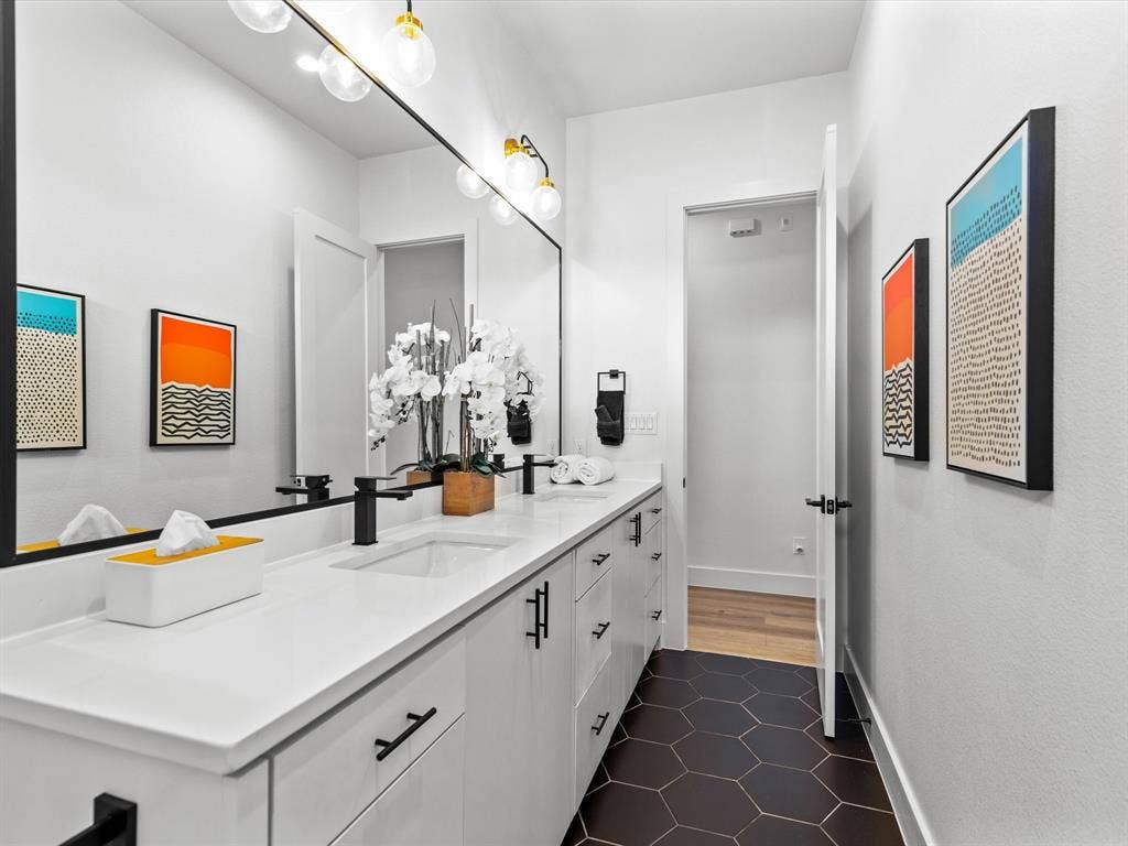 401 Martinique Avenue, Dallas, TX 75223 Hall Bathroom