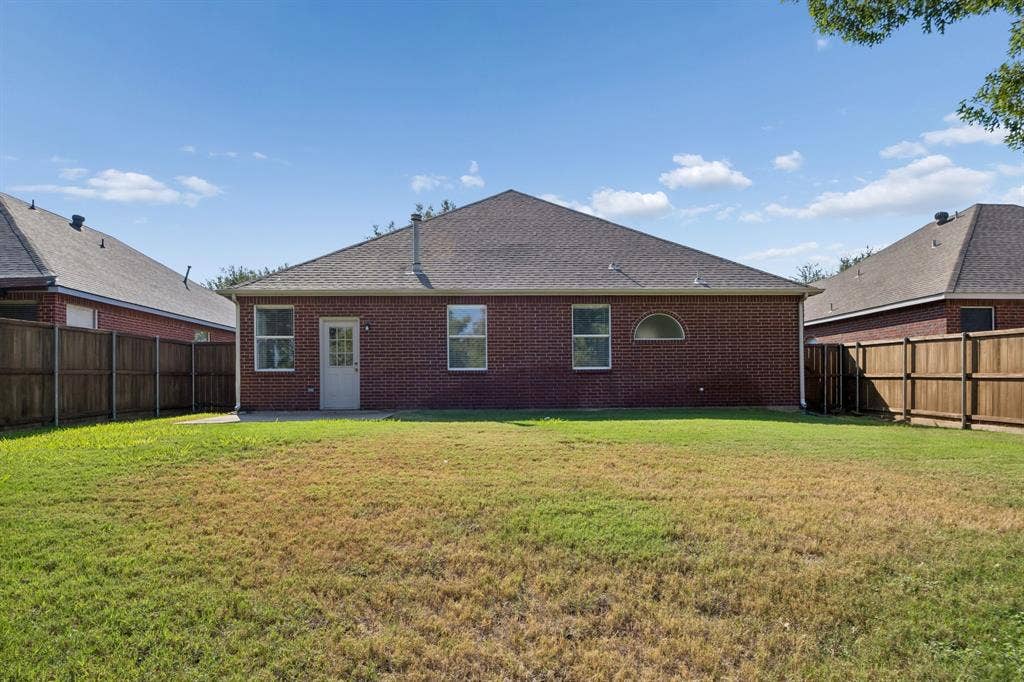 Room to Enjoy the Outdoors – The backyard offers a generous stretch of lawn with wide-open views beyond the fence, giving you space to unwind, entertain, or simply enjoy the changing scenery of the golf course.