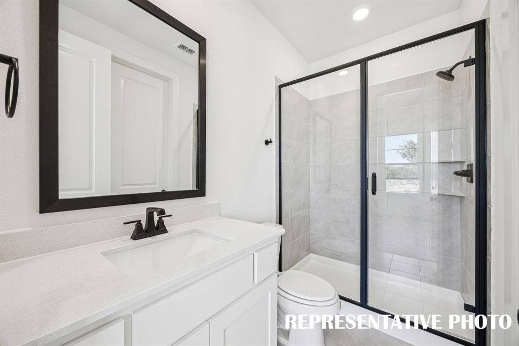 1809 Vetiver Glow Drive, Celina, TX 75009 Friends and family will feel right at home in any of the beautifully finished guest baths in our Percy plan. REPRESENTATIVE PHOTO