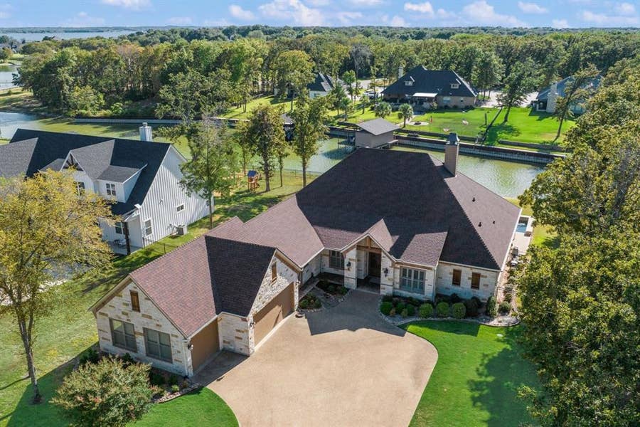 Property photo for 560 Clubhouse Drive, Corsicana, TX