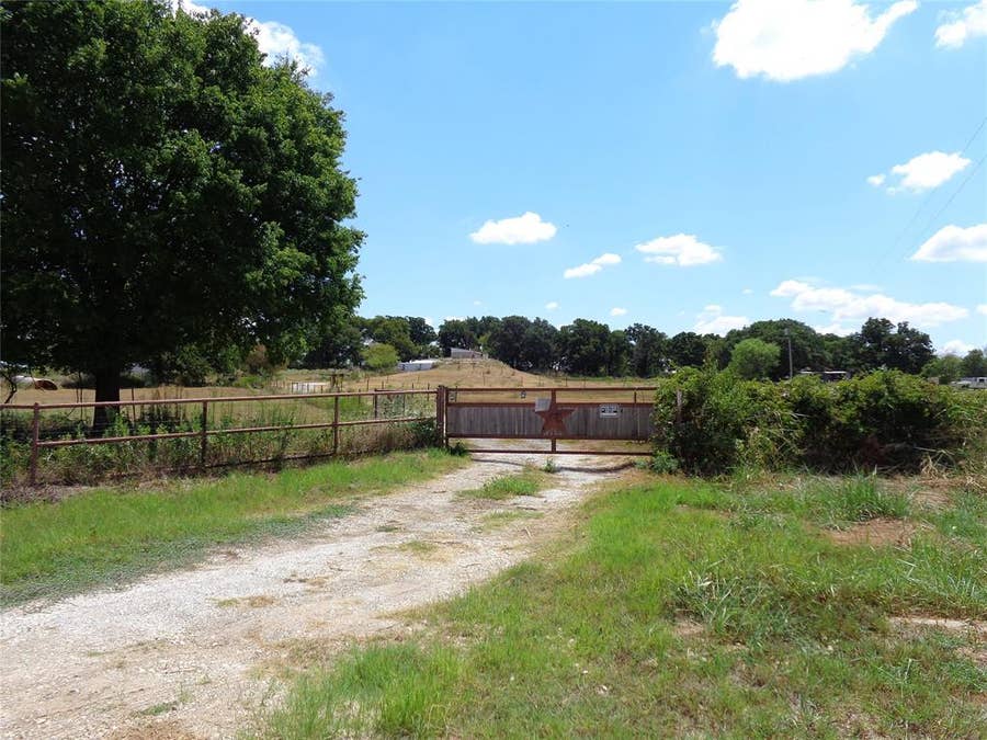 Property photo for 212 Private Road 114, Covington, TX