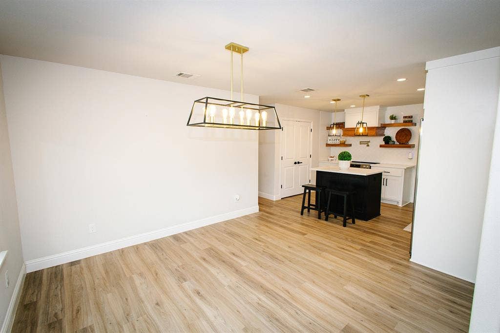 104 S Hawthorne Street, Granbury, TX 76048 Dining room looking into kitchen