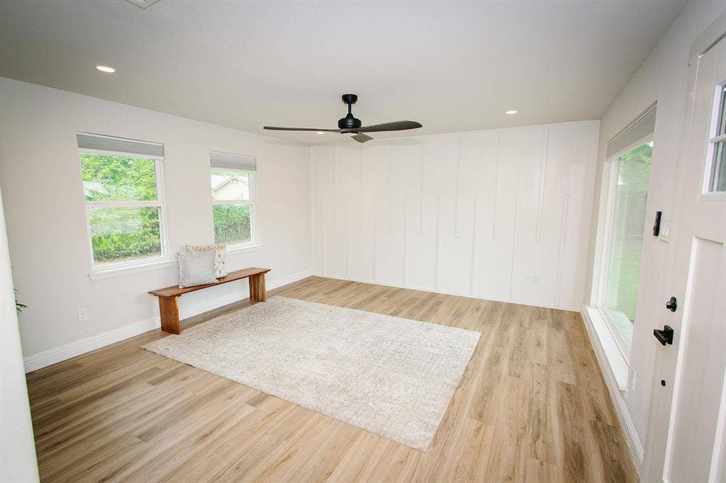 104 S Hawthorne Street, Granbury, TX 76048 Living room