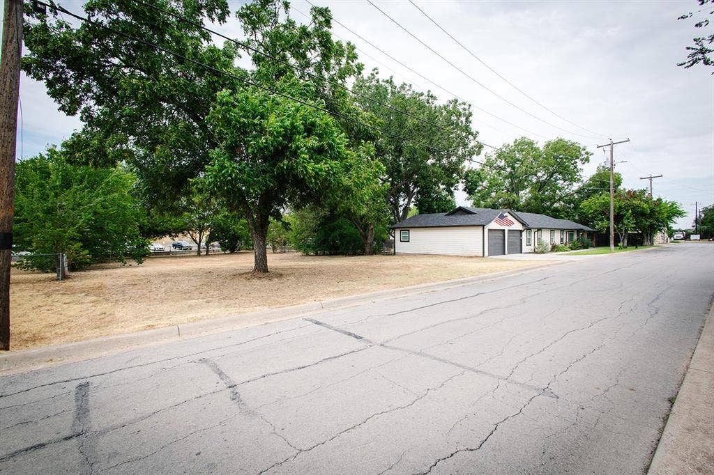 104 S Hawthorne Street, Granbury, TX 76048 Additional content