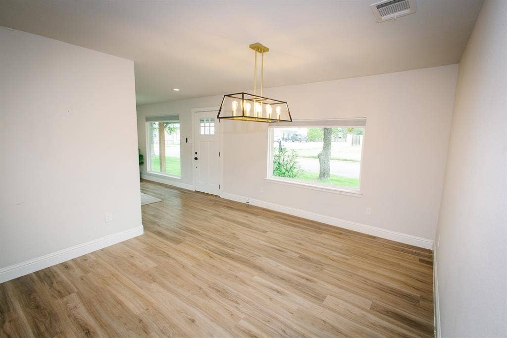 104 S Hawthorne Street, Granbury, TX 76048 Dining room looking to front door