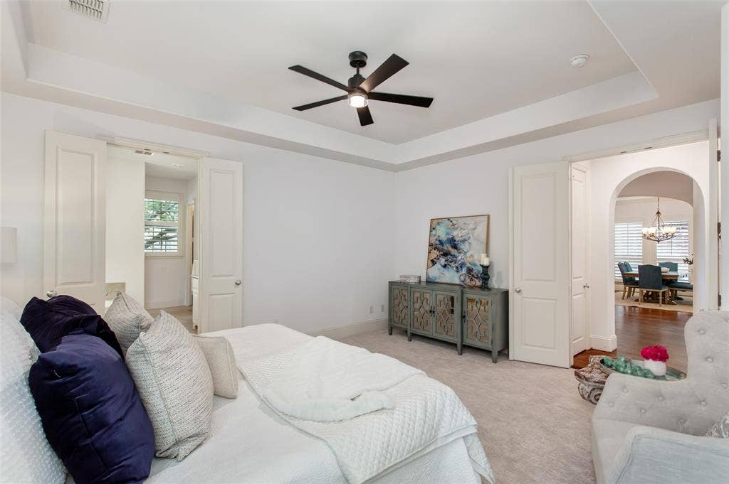 Tray ceiling with an integrated ceiling fan