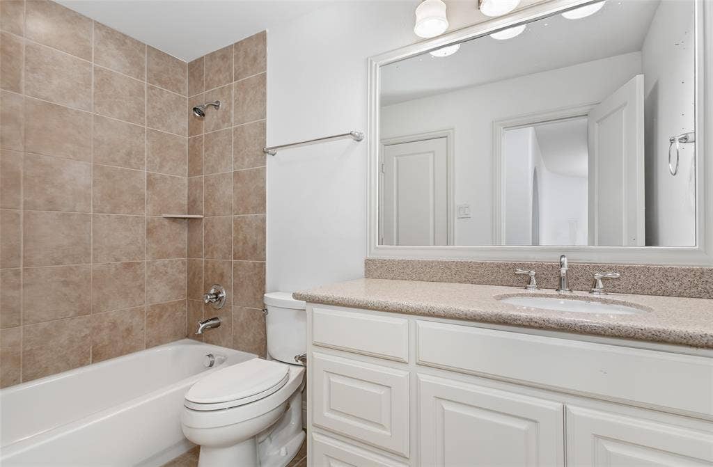 Tub/shower combination with tile surround and built-in niche