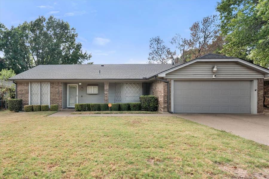 Property photo for 729 NW Charlyne Drive, Burleson, TX