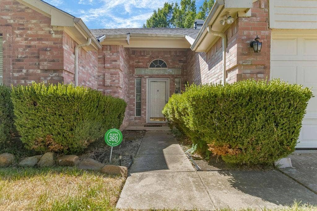 926 Wintercrest Court, Arlington, TX 76017 Brick facade with arched transom window above the entry