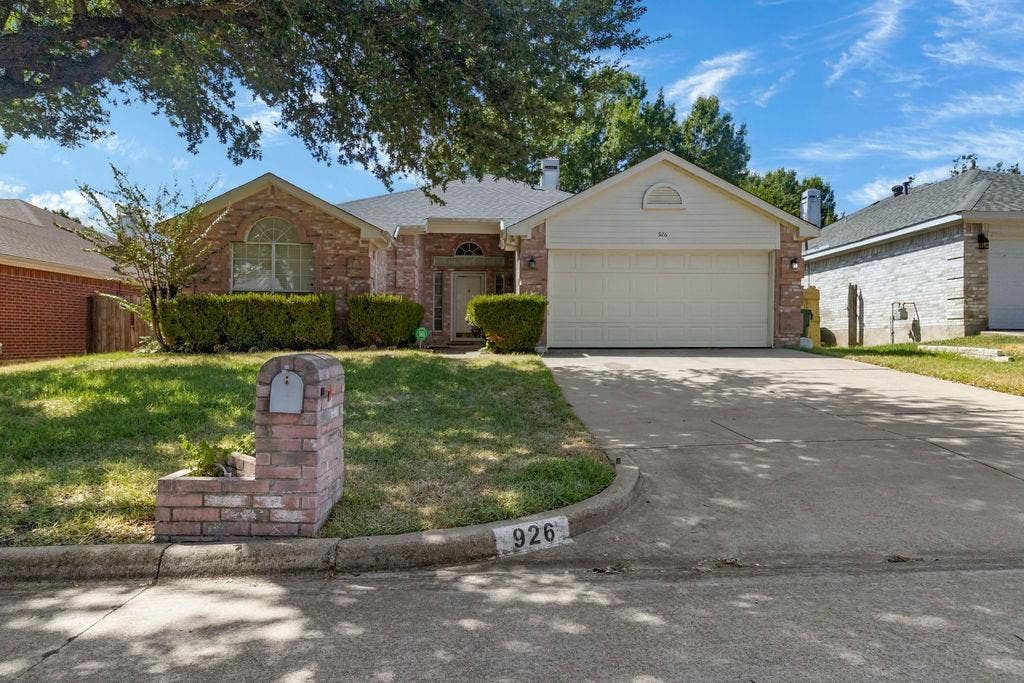 926 Wintercrest Court, Arlington, TX 76017 Stone facade with a two-car garage