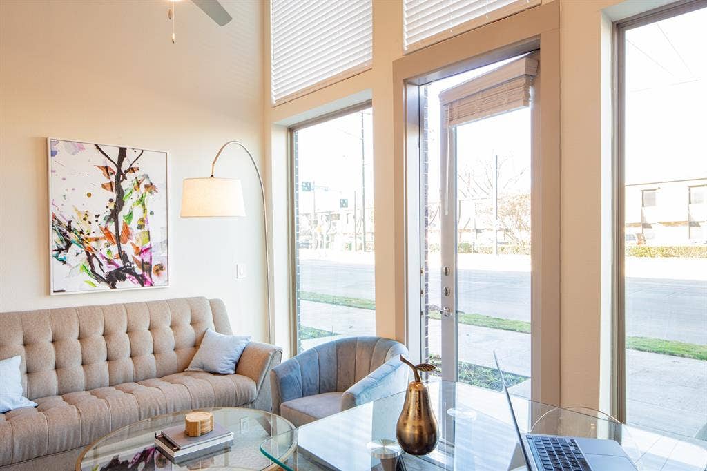 830 N Zang Boulevard, #1319, Dallas, TX 75208 Living room with ceiling fan