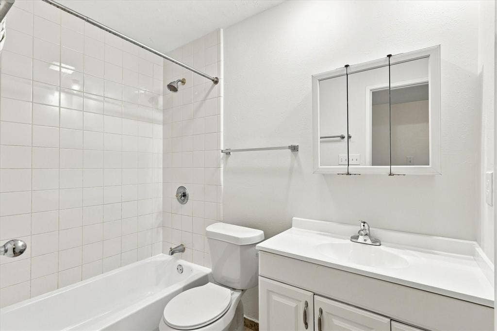 411 Clear Creek Lane, Coppell, TX 75019 Hall bathroom conveniently located near secondary bedrooms