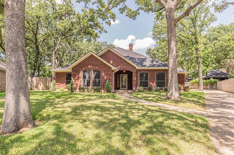 Property photo for 3901 Echo Hill Court, Arlington, TX