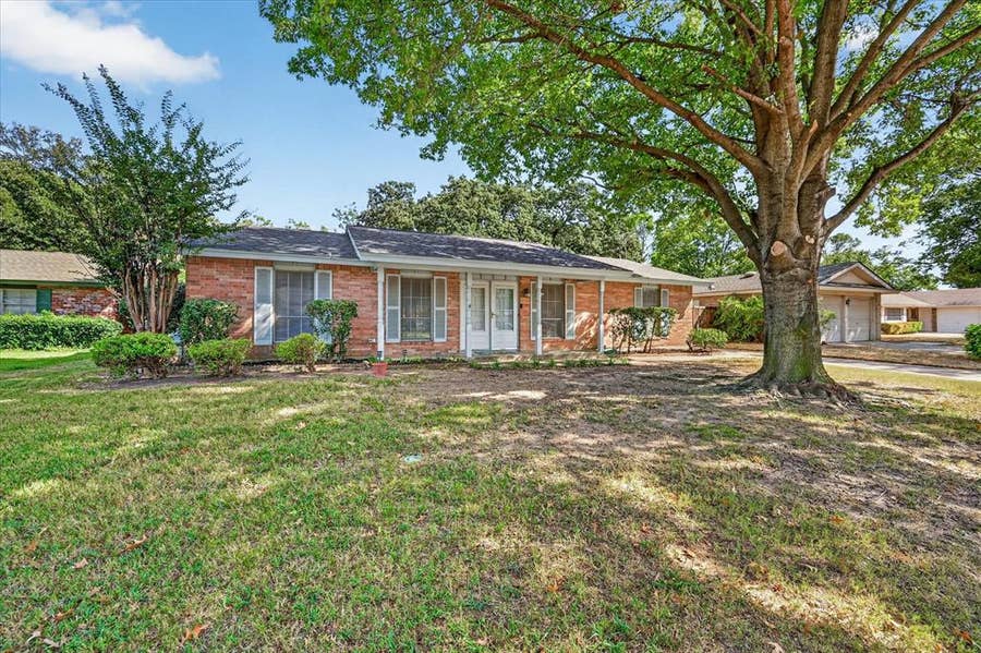 Property photo for 3016 Friendswood Drive, Arlington, TX