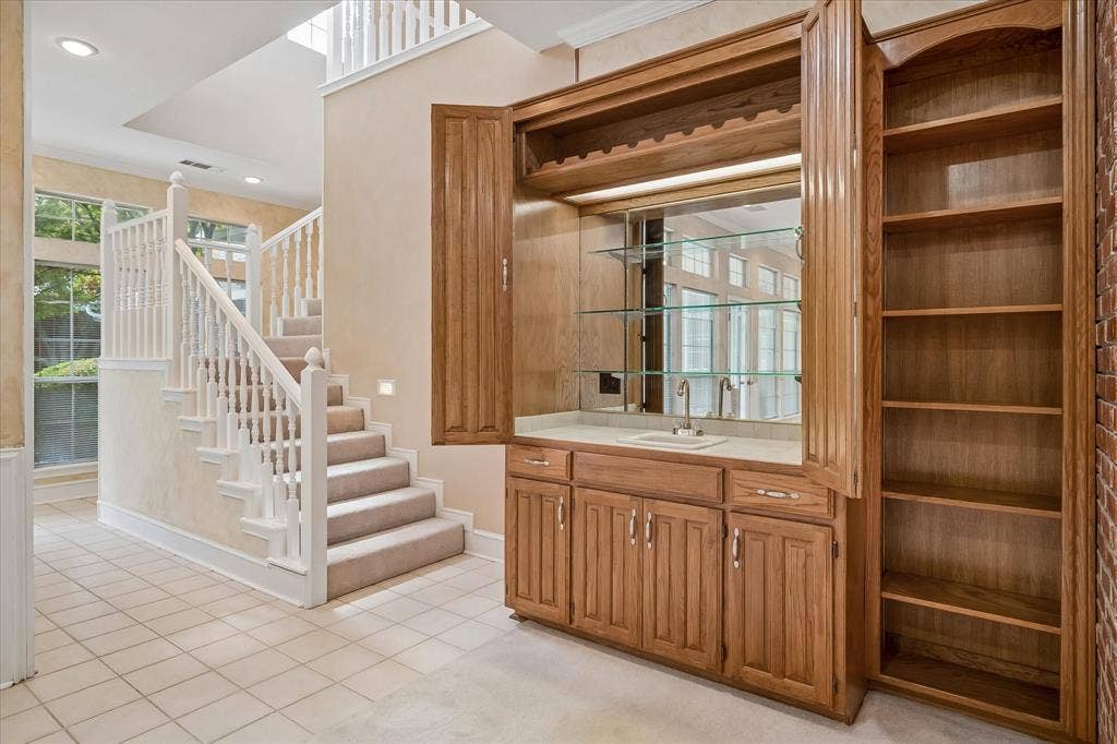 3417 Alsten Lane, Plano, TX 75093 Wet bar in family room