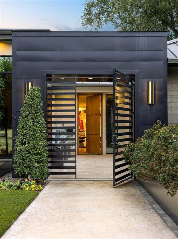 4745 Crooked Lane, Dallas, TX 75229 Private courtyard leading to front door