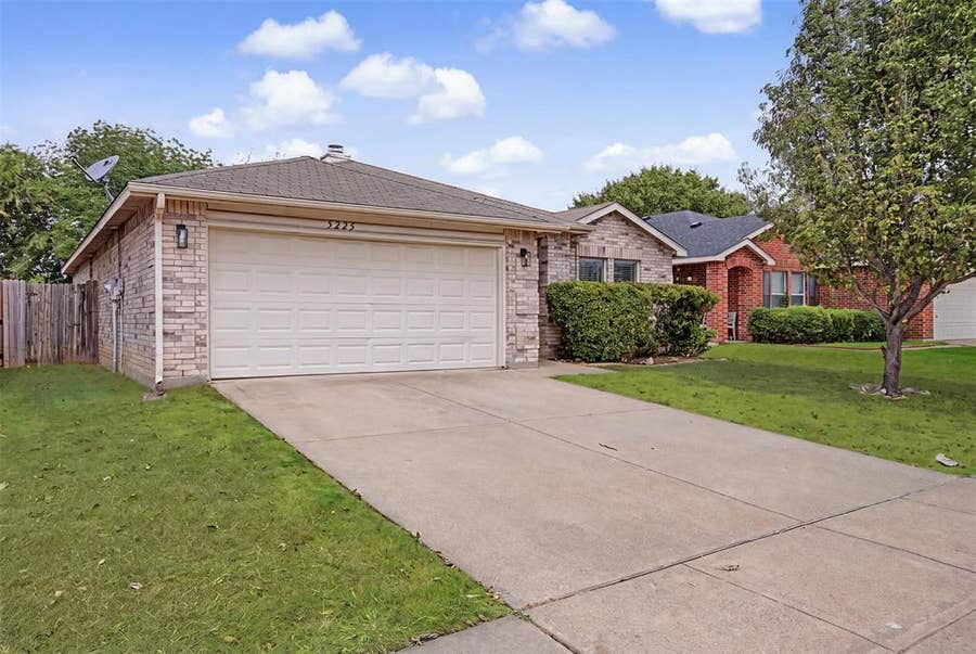 Property photo for 5225 Newcastle Lane, Fort Worth, TX