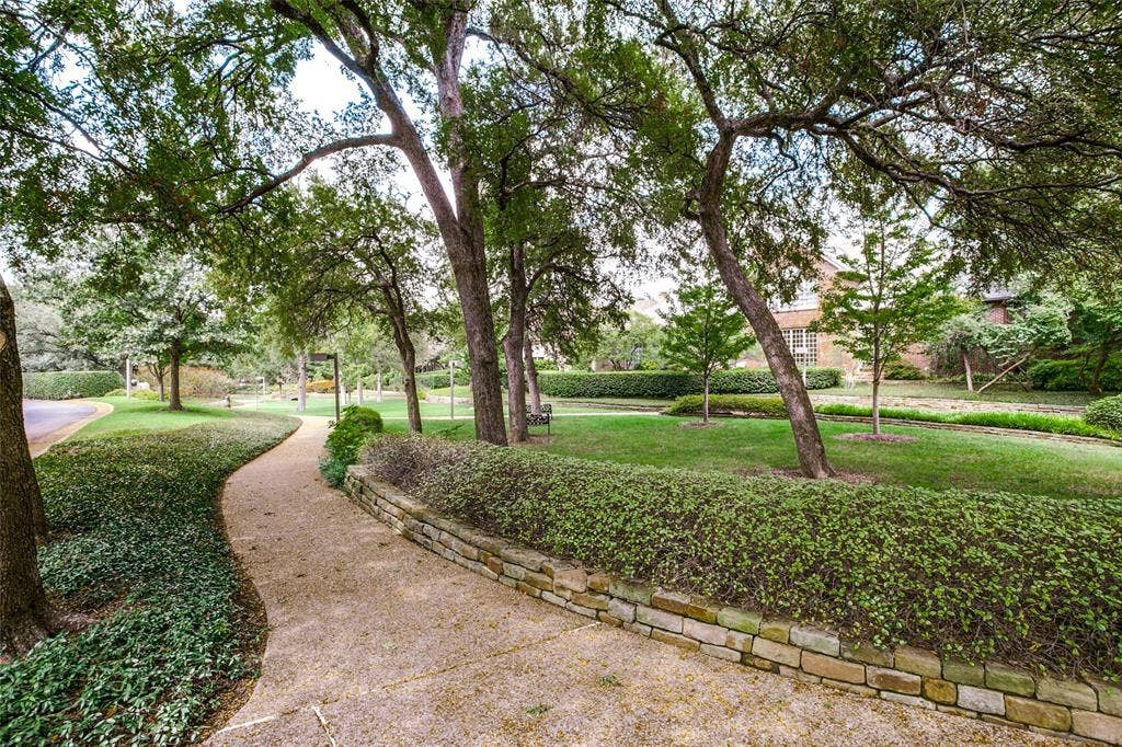 Curved pathway with integrated stone retaining wall