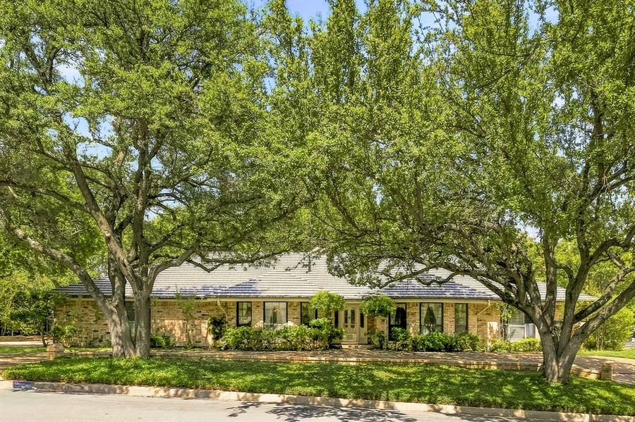 Property photo for 6916 Tumbling Trail, Fort Worth, TX