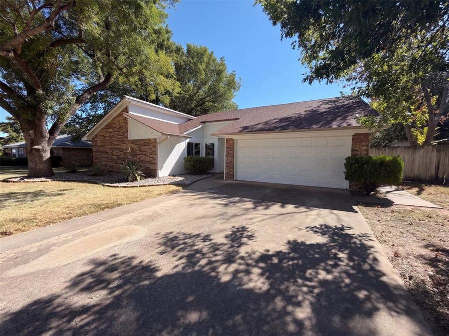 Property photo for 1208 Hillcrest Drive, Euless, TX