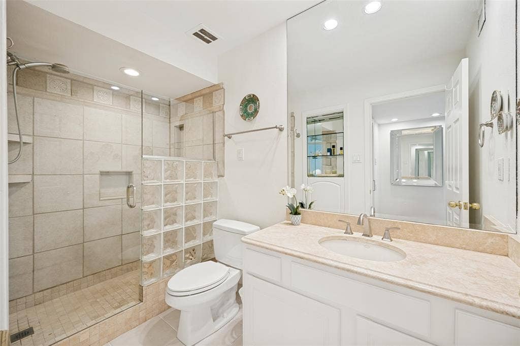 7526 W Northwest Highway, #5, Dallas, TX 75225 7526 W Northwest Highway, #5, Dallas, TX 75225