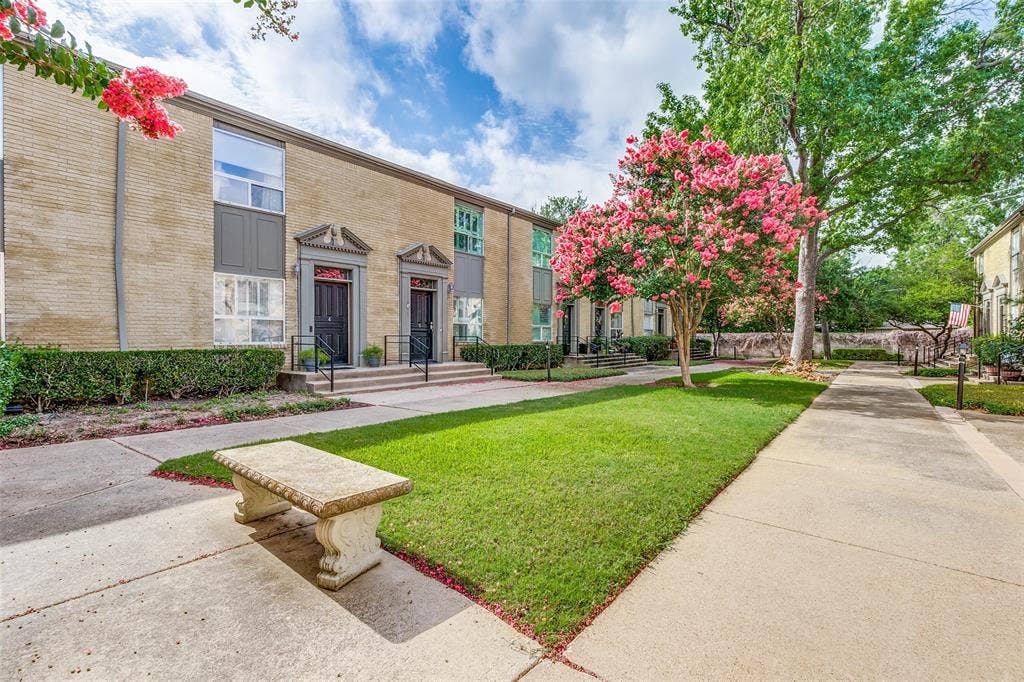7526 W Northwest Highway, #5, Dallas, TX 75225 Grassy courtyards and beautiful trees throughout Northpark Gardens.