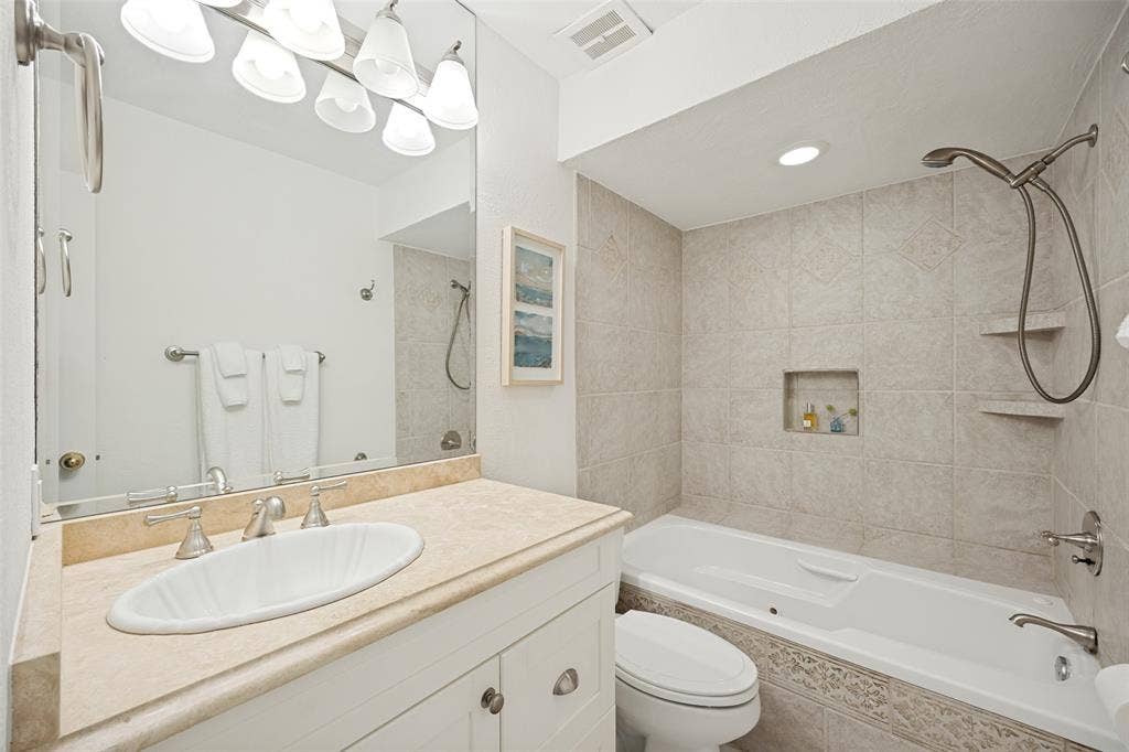 7526 W Northwest Highway, #5, Dallas, TX 75225 Full bath for secondary bedroom.