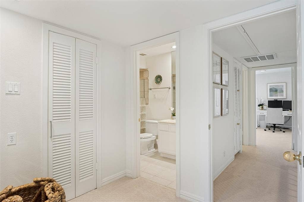7526 W Northwest Highway, #5, Dallas, TX 75225 Dressing area with large walk-in closet. Upstairs hallway leads to second bedroom.
