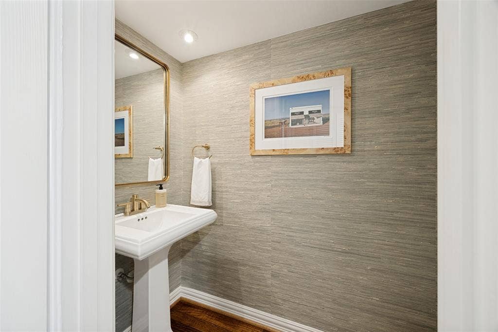 7526 W Northwest Highway, #5, Dallas, TX 75225 Downstairs powder bath is off the entry.