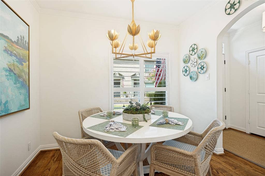 7526 W Northwest Highway, #5, Dallas, TX 75225 Breakfast room at the front of the property could also serve as home office.