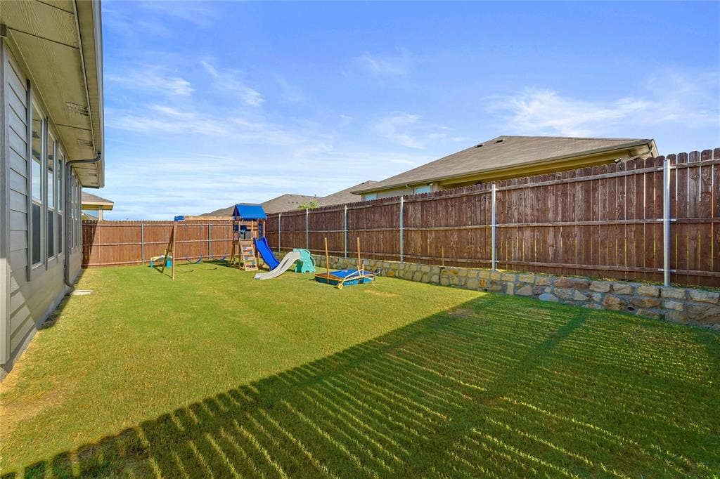 821 Shepperton Way, Fort Worth, TX 76247 View of yard