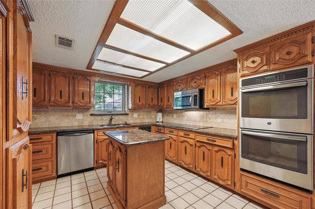 9719 Amberley Drive, Dallas, TX 75243 9719 Amberley Drive, Dallas, TX 75243