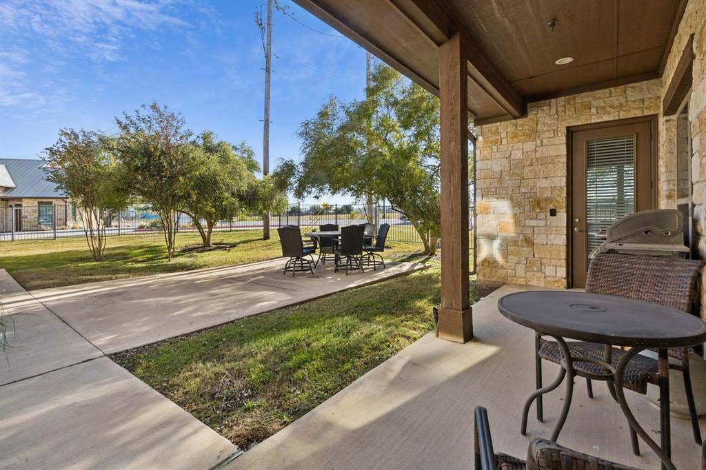 361 W Byron Nelson Boulevard, #100, Roanoke, TX 76262 Outdoor area for breaks