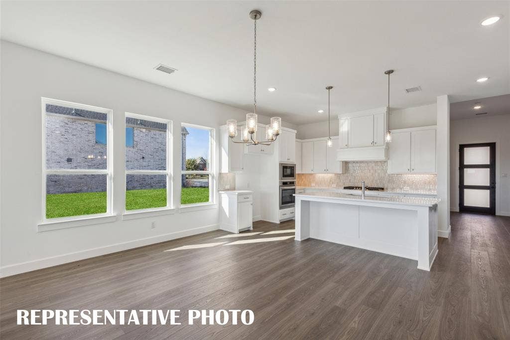 1805 Vetiver Glow Drive, Celina, TX 75009 Welcome into your dream home featuring a fantastic chef inspired kitchen! REPRESENTATIVE PHOTO