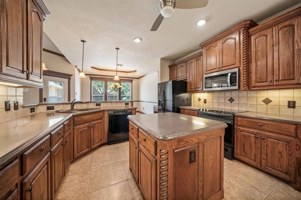 811 Amherst Drive, Waxahachie, TX 75165 811 Amherst Drive, Waxahachie, TX 75165