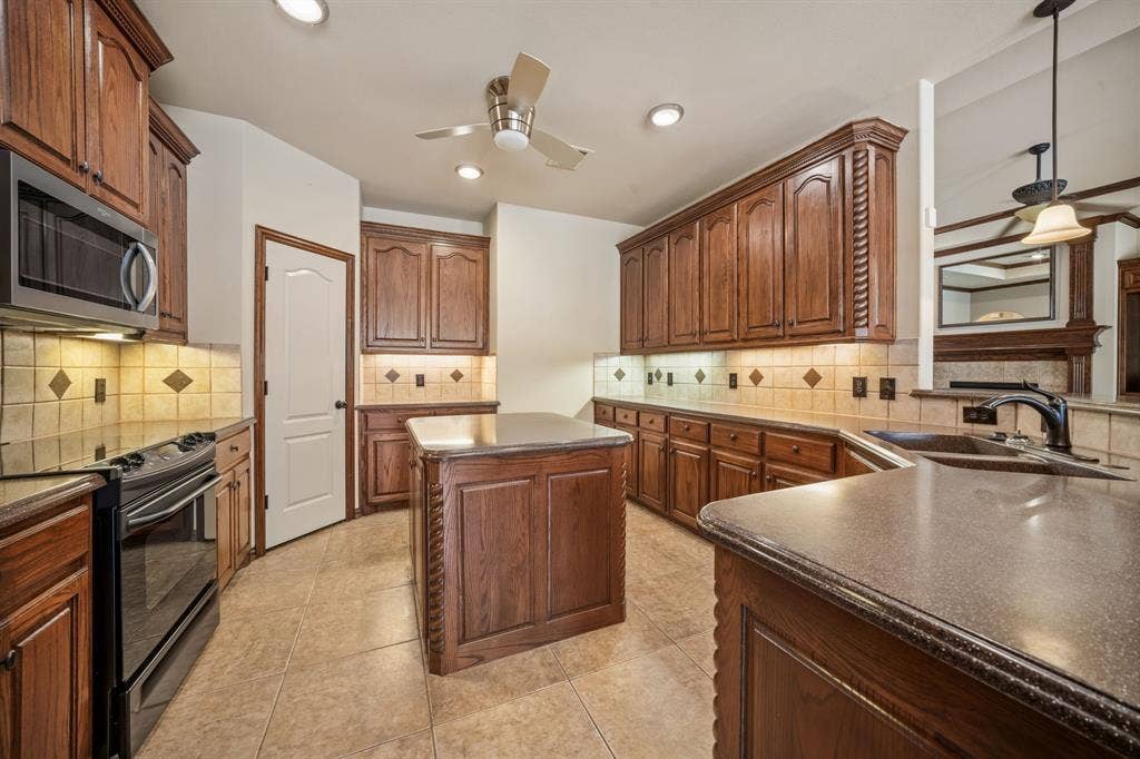 811 Amherst Drive, Waxahachie, TX 75165 811 Amherst Drive, Waxahachie, TX 75165