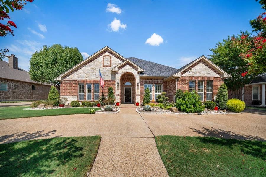 Property photo for 811 Amherst Drive, Waxahachie, TX