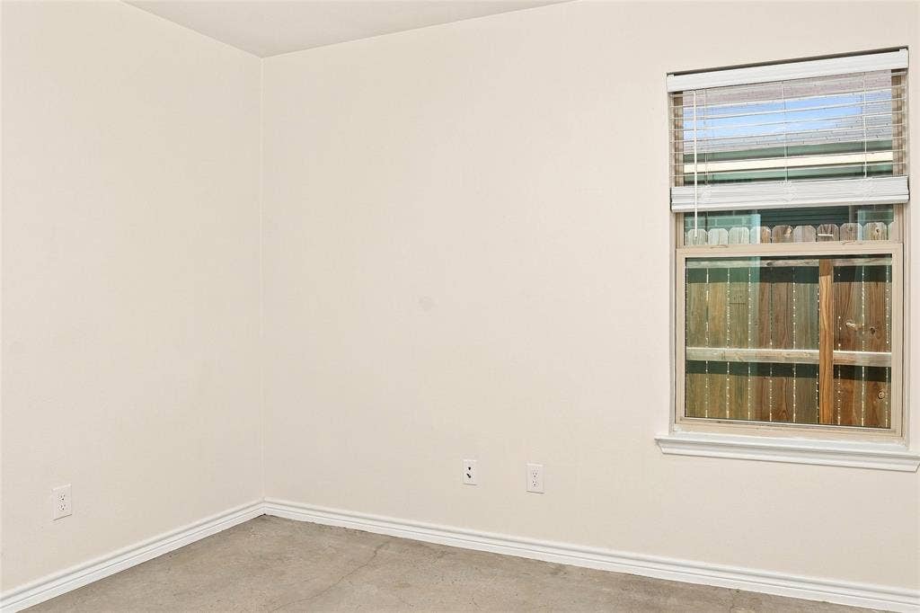 6015 Amelia Earhart Boulevard, #B, Killeen, TX 76543 White painted walls, single pane window, window blinds, baseboard molding